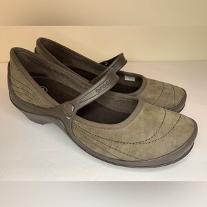 Crocs Brown suede Mary Jane Women’s Slip on Shoes Size 10 NWOT!